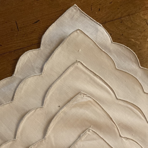 Linen Napkins Stitched Scalloped Edges Set of Eight - Picture 7 of 13